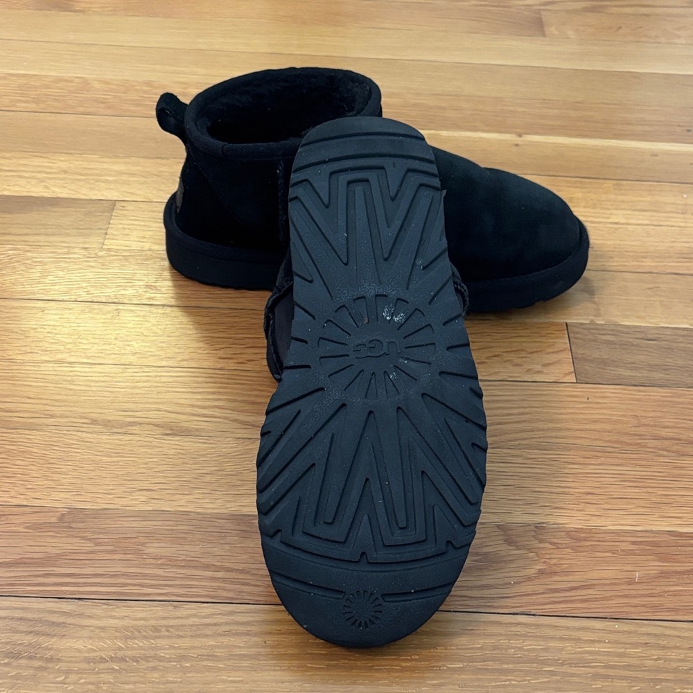 UGG Classic Ultra Mini. Black size 8. - Picture 4 of 5